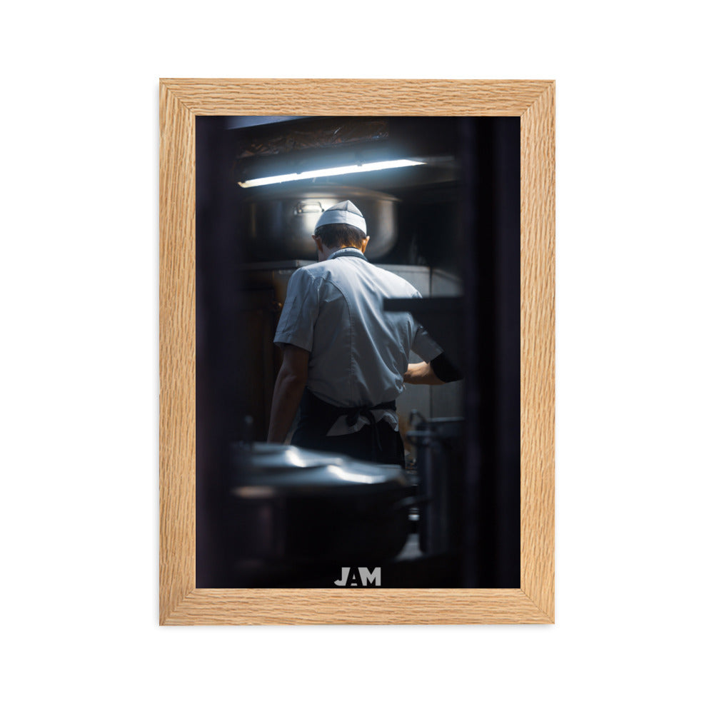 Photographie 'Le cuisto' de Julien Arnold Movie, capturant un chef en pleine préparation dans une ambiance de cuisine, encadrée pour une sophistication artistique.