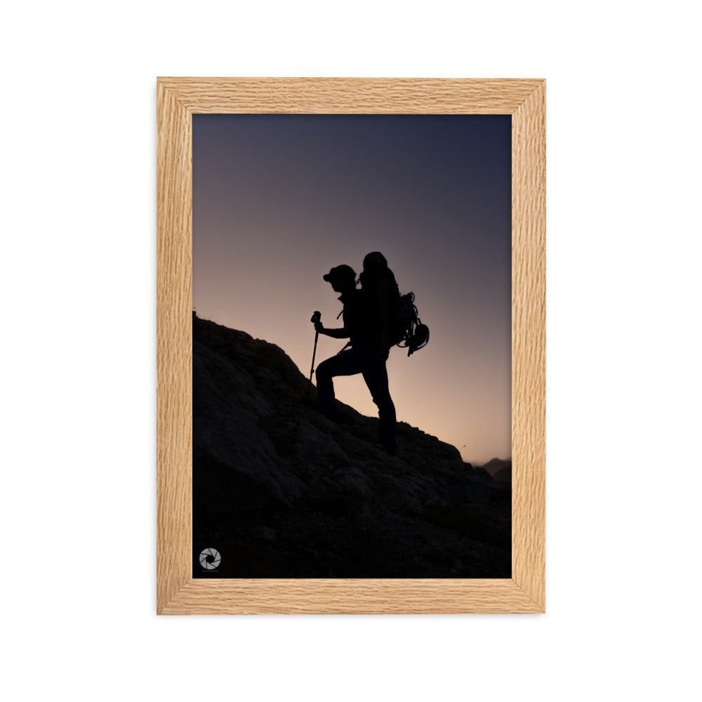 Explorez l'esprit d'aventure avec le poster "Ascension au Crépuscule" de Brad Explographie. Capturant un randonneur solitaire en montagne au crépuscule, cette œuvre imprimée sur papier mat épais inspire exploration et sérénité.