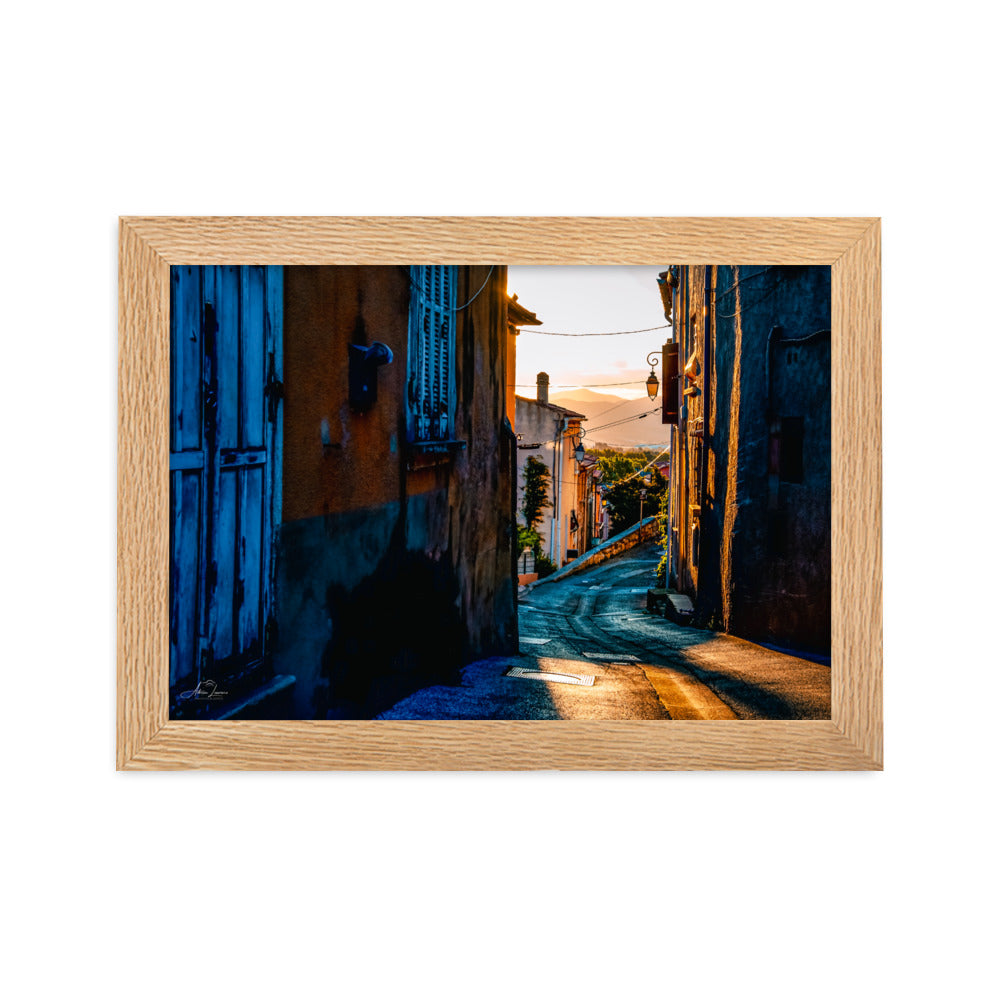 Photographie d'un matin paisible dans les rues pavées de Cuers, capturée par Adrien Louraco, illustrant la lumière dorée matinale sur les maisons provençales.