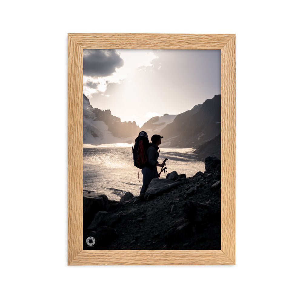 Photographie d'un randonneur face à l'immensité d'un glacier sous les rayons du crépuscule, capturée par Brad Explographie, symbolisant la confrontation entre l'homme et la nature.