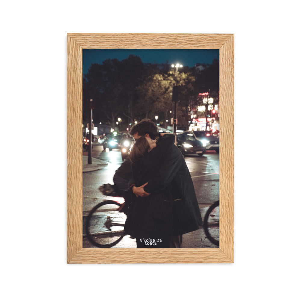 Poster encadré "Étreinte Urbaine" par Nicolas Da Costa, montrant une scène romantique en milieu urbain, idéal pour ceux qui cherchent à capturer l'essence de la connexion humaine.