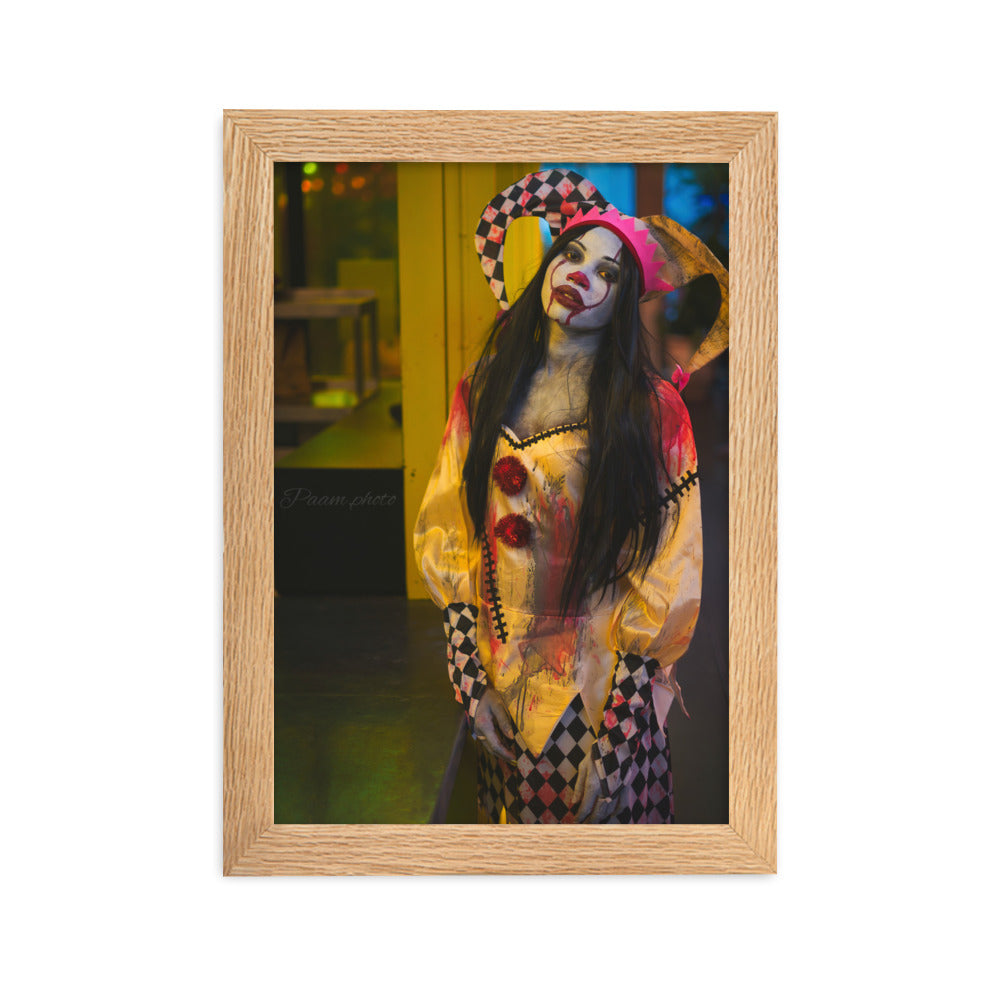 Poster encadré "Mélodie du Macabre" par Paam.Photo, montrant un personnage de Halloween urbain, idéal pour ceux qui recherchent une touche d'originalité et de mystère.