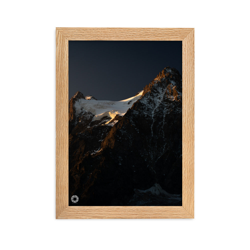 Poster encadré "Sommets Murmurants" par Brad_Explographie, montrant une scène de montagnes au crépuscule, idéal pour ceux qui apprécient la nature et les paysages alpins.