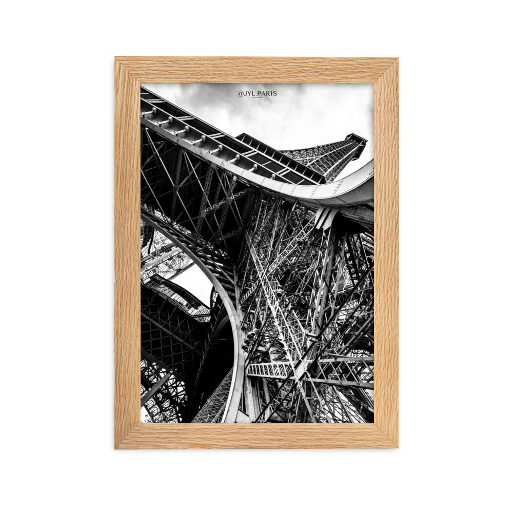 Poster "Entrejambe" par JYL.PARIS, capturant les détails architecturaux de la Tour Eiffel en treillis et en noir et blanc.