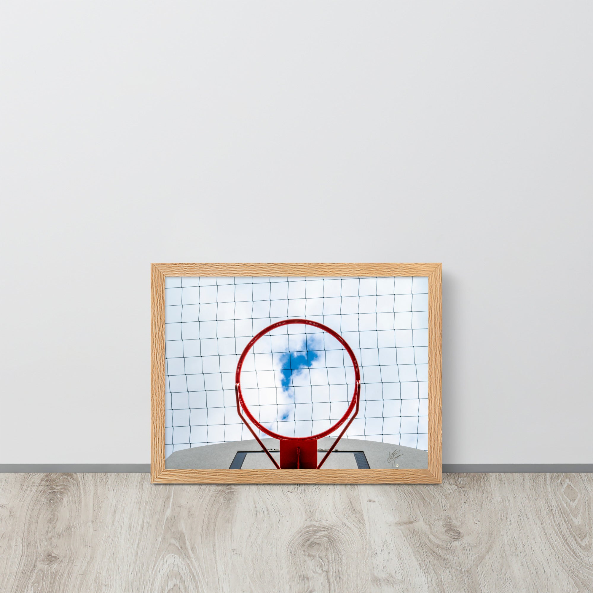 Vue en contre-plongée d'un panier de basket-ball, encadrant une échappée bleue dans un ciel nuageux, une interprétation artistique du jeu dans les cieux.