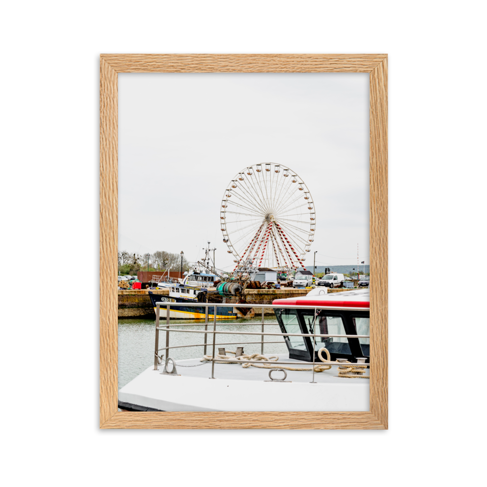 Poster de la photographie de la grande roue de Honfleur avec des bateaux en premier plan.