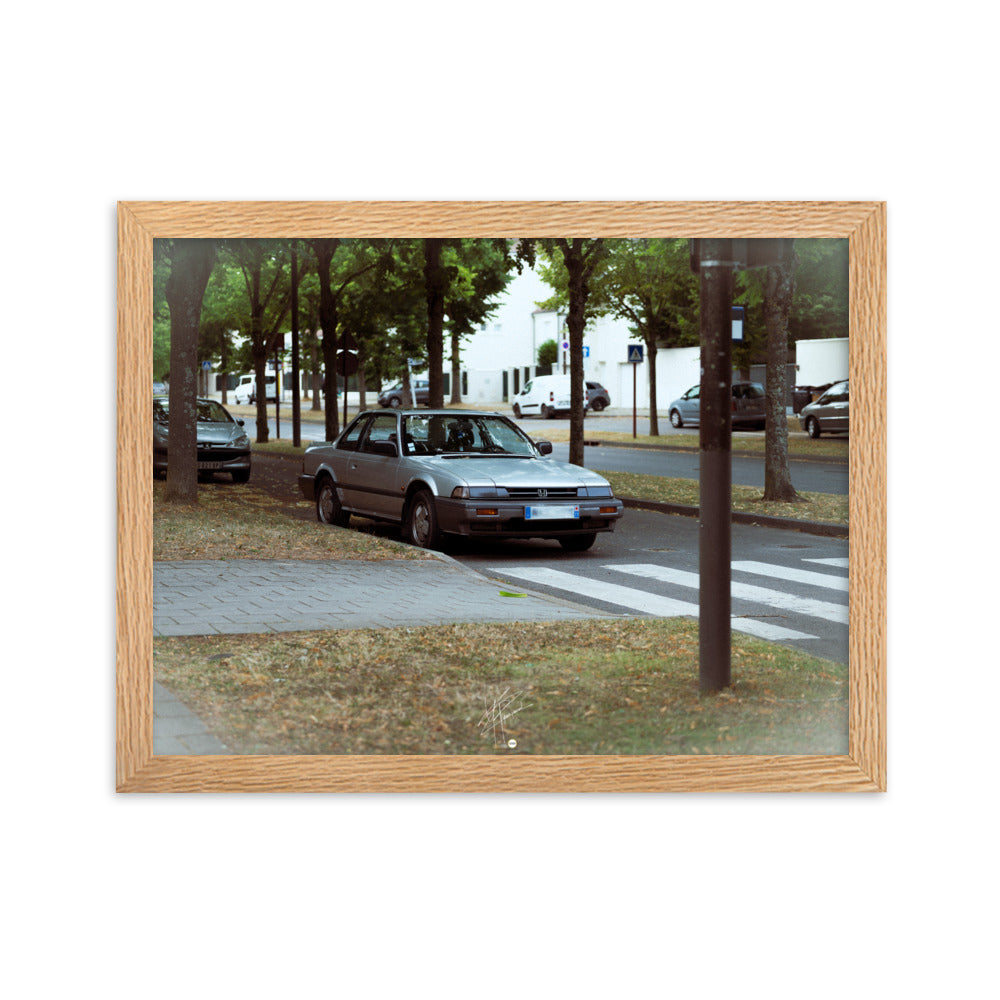 Photographie du classique automobile Honda Prelude, stationnée dans les rues du 78, dépeignant l'élégance et le charme de la période rétro de l'automobile.