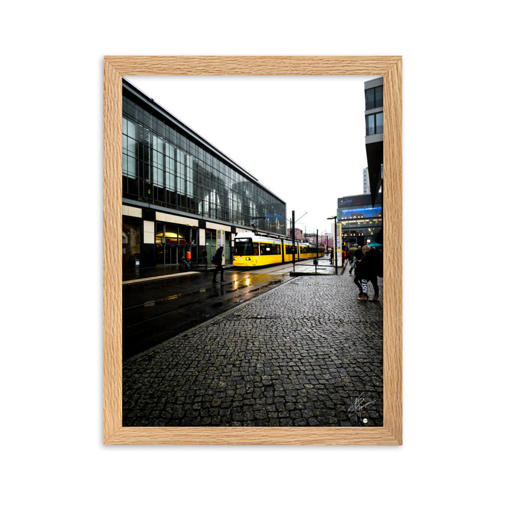 Photographie capturant un tramway jaune passant devant un cinéma à Berlin. Une scène urbaine dynamique mêlée à l'aura du monde cinématographique.