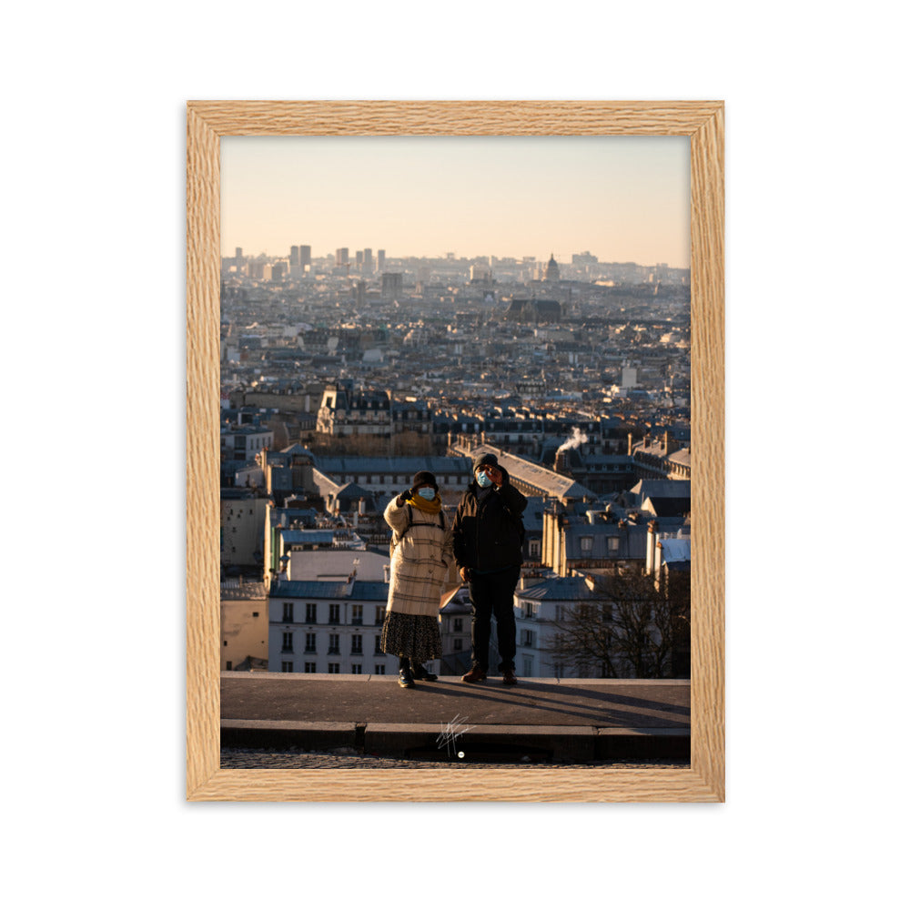Deux touristes contemplant la basilique du Sacré-Cœur à Montmartre au lever du soleil, enveloppés dans l'atmosphère paisible de la ville éveillée.