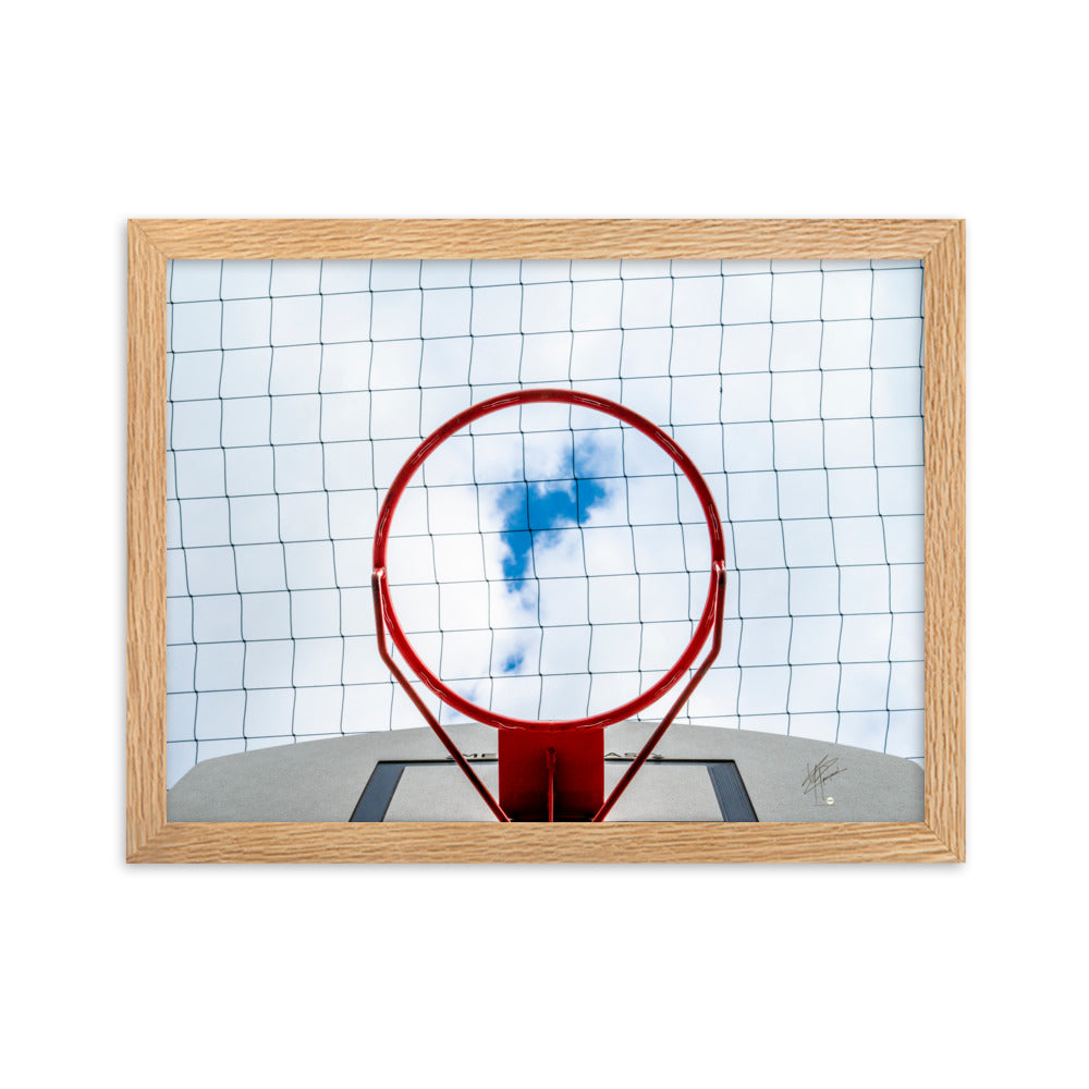 Vue en contre-plongée d'un panier de basket-ball, encadrant une échappée bleue dans un ciel nuageux, une interprétation artistique du jeu dans les cieux.