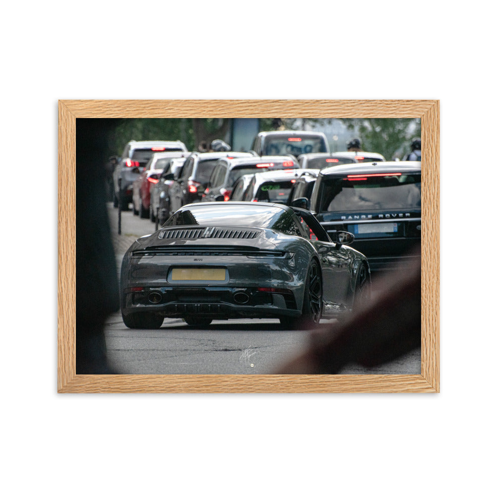 Photographie d'une Porsche 911 Targa vintage naviguant dans la circulation parisienne, suivie d'un Range Rover moderne, capturant une rencontre d'époques et de styles.