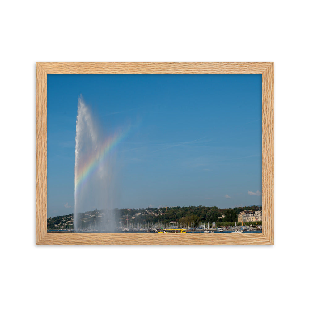 Photographie du jet d'eau de Genève avec bateaux et arc-en-ciel, encadrée en chêne massif.