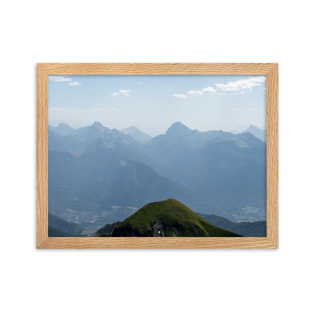 Vue panoramique depuis le sommet de La Tournette, baigné par la lumière d'une chaude journée d'été, encadrée d'un cadre en chêne massif.