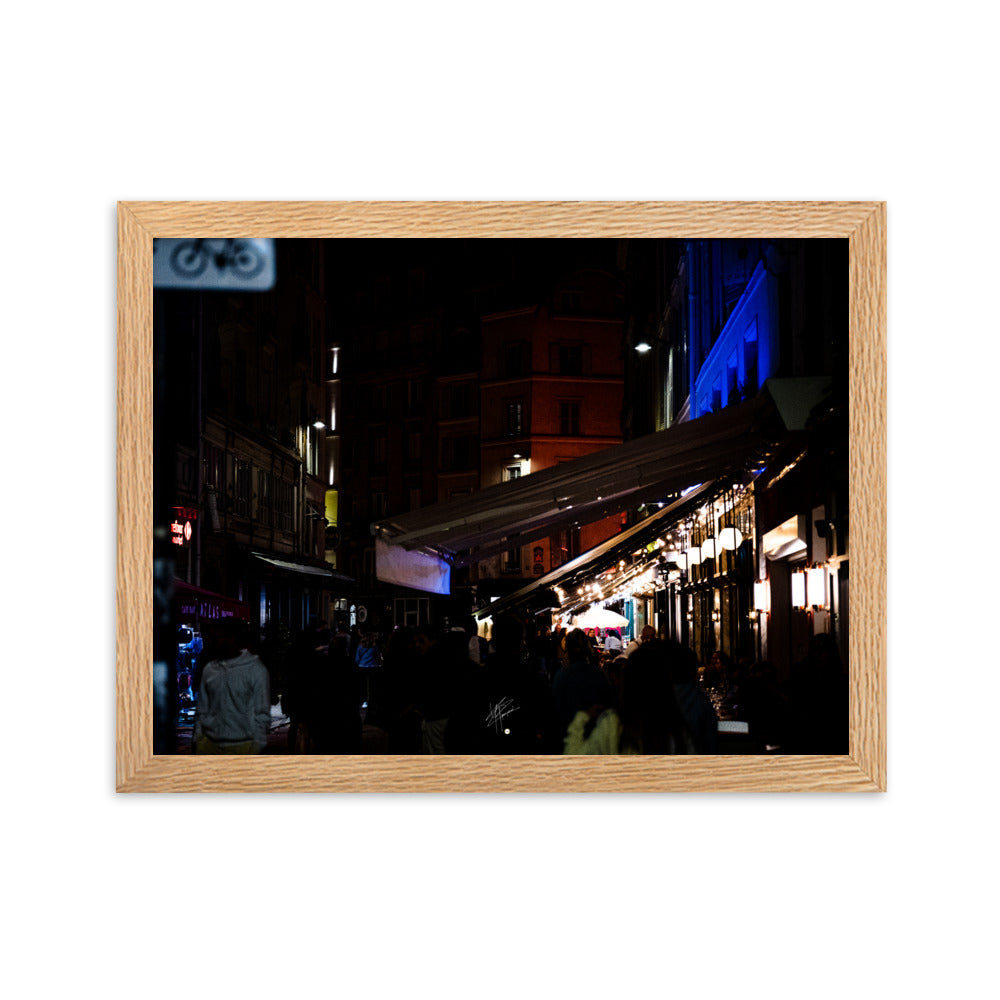 Rue animée de Paris la nuit, illuminée par des éclairages doux, encadrée d'un bois de chêne.