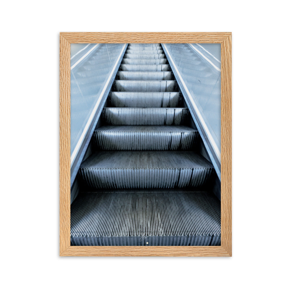 Photographie d'un escalator rétroéclairé du métro parisien, évoquant une montée vers l'infini.