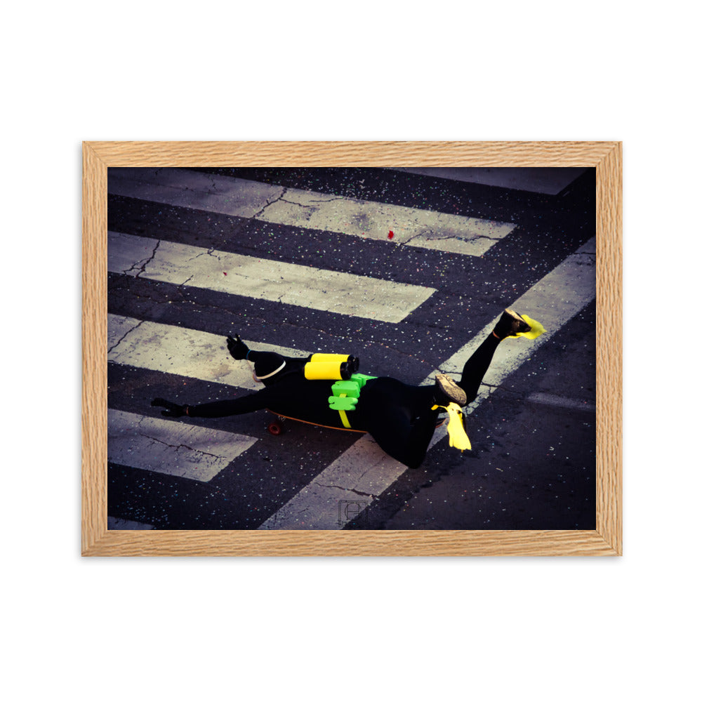 Photographie humoristique d'un homme déguisé en plongeur avec des bouteilles d'oxygène jaunes, roulant sur un skateboard dans les rues de Paris, œuvre de Hadrien Geraci.