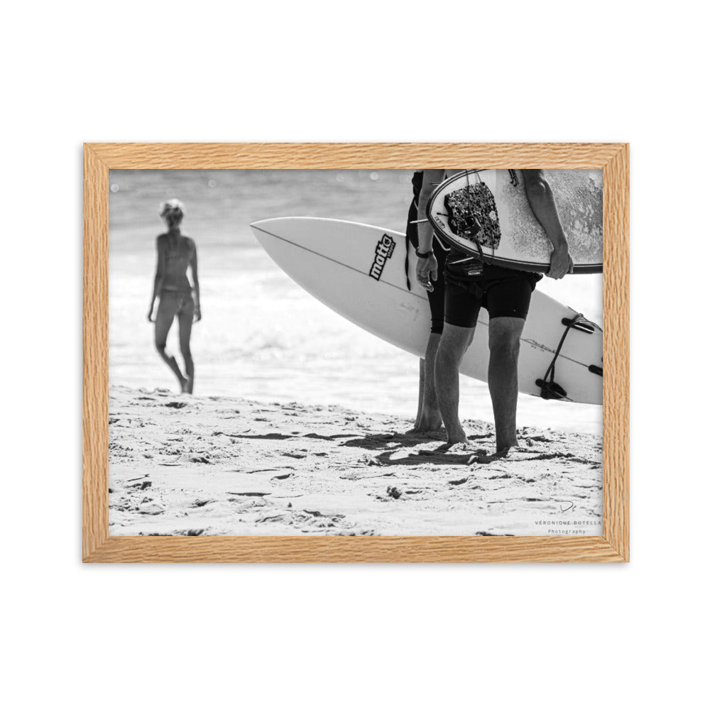 Poster encadré 'On the Beach Part 3' montrant un surfeur et une silhouette féminine sur une plage ensoleillée, photographié par Veronique Botella.
