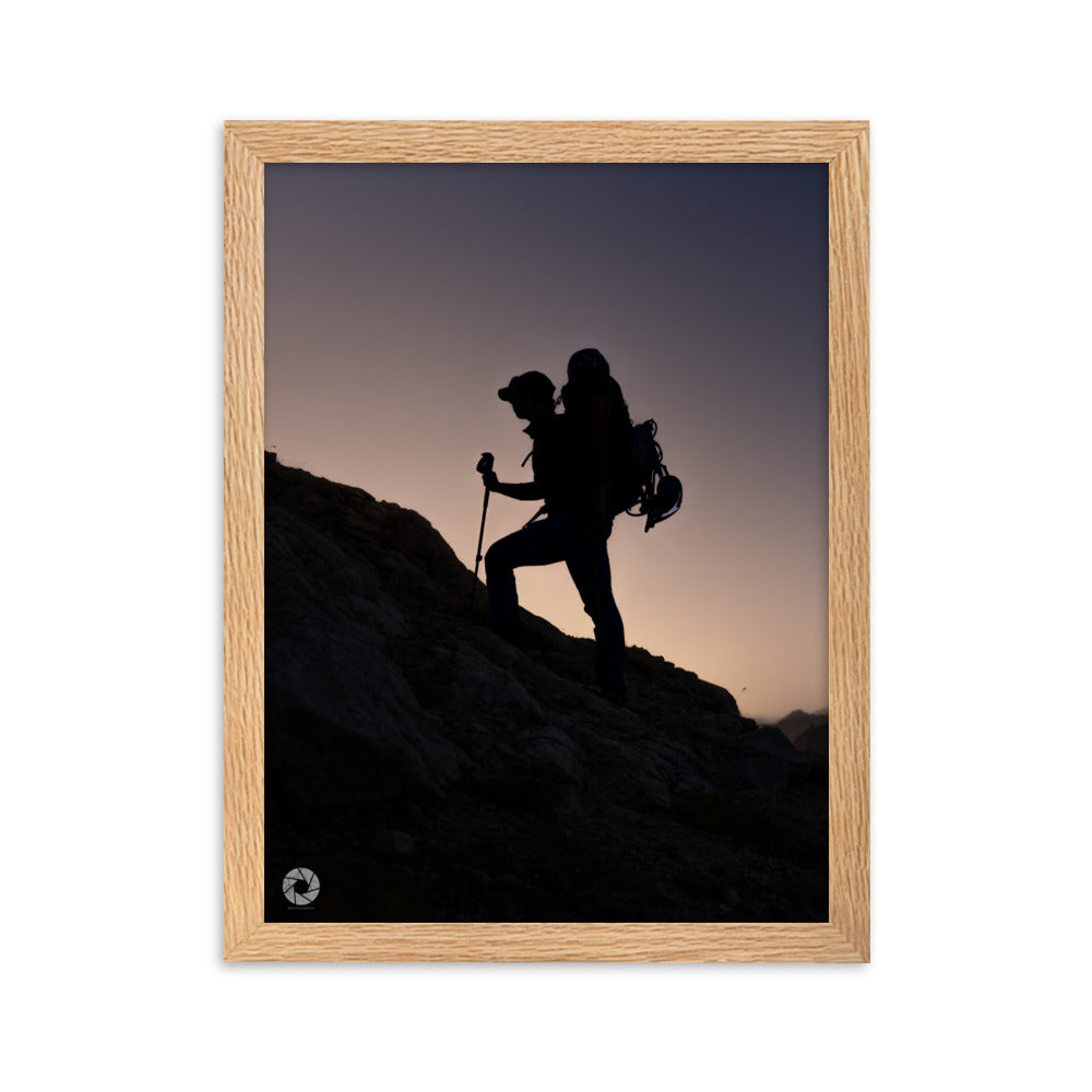 Explorez l'esprit d'aventure avec le poster "Ascension au Crépuscule" de Brad Explographie. Capturant un randonneur solitaire en montagne au crépuscule, cette œuvre imprimée sur papier mat épais inspire exploration et sérénité.