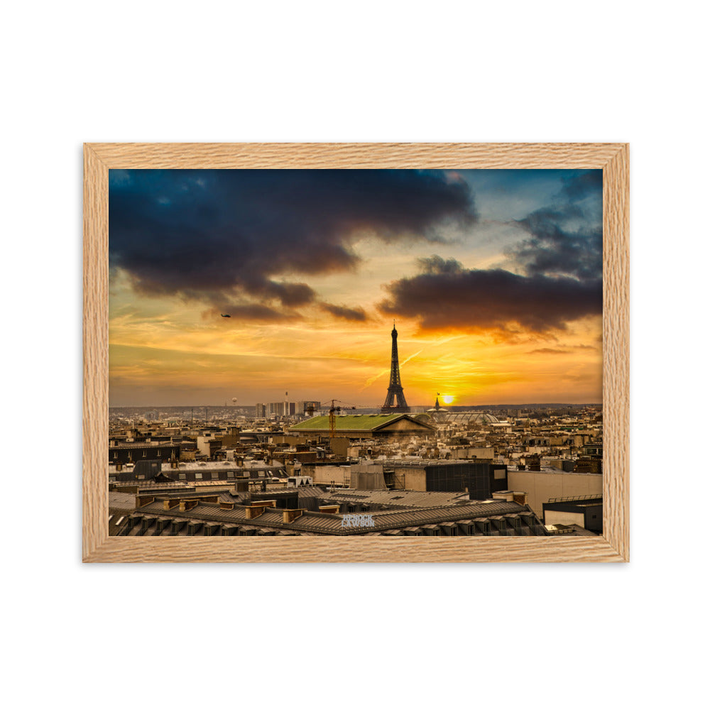 Image impressionnante d'un coucher de soleil sur Paris avec la Tour Eiffel en silhouette, une œuvre de Henock Lawson, parfaite pour capturer l'essence de la capitale française.