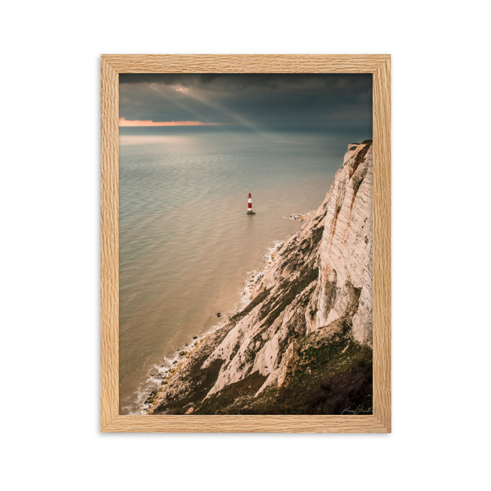 Poster encadré "Lighthouse" par Florian Vaucher, montrant la beauté et la puissance d'un phare en mer, idéal pour ceux qui sont inspirés par les paysages marins et la force face à la nature.