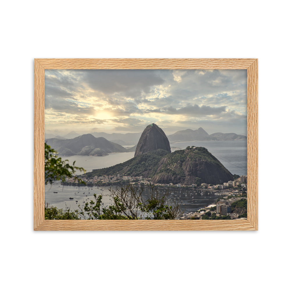 Poster encadré "Panorama de Rio" par Henock Lawson, montrant un paysage iconique de Rio avec le Pain de Sucre, idéal pour ceux qui sont captivés par la beauté des paysages urbains et naturels.