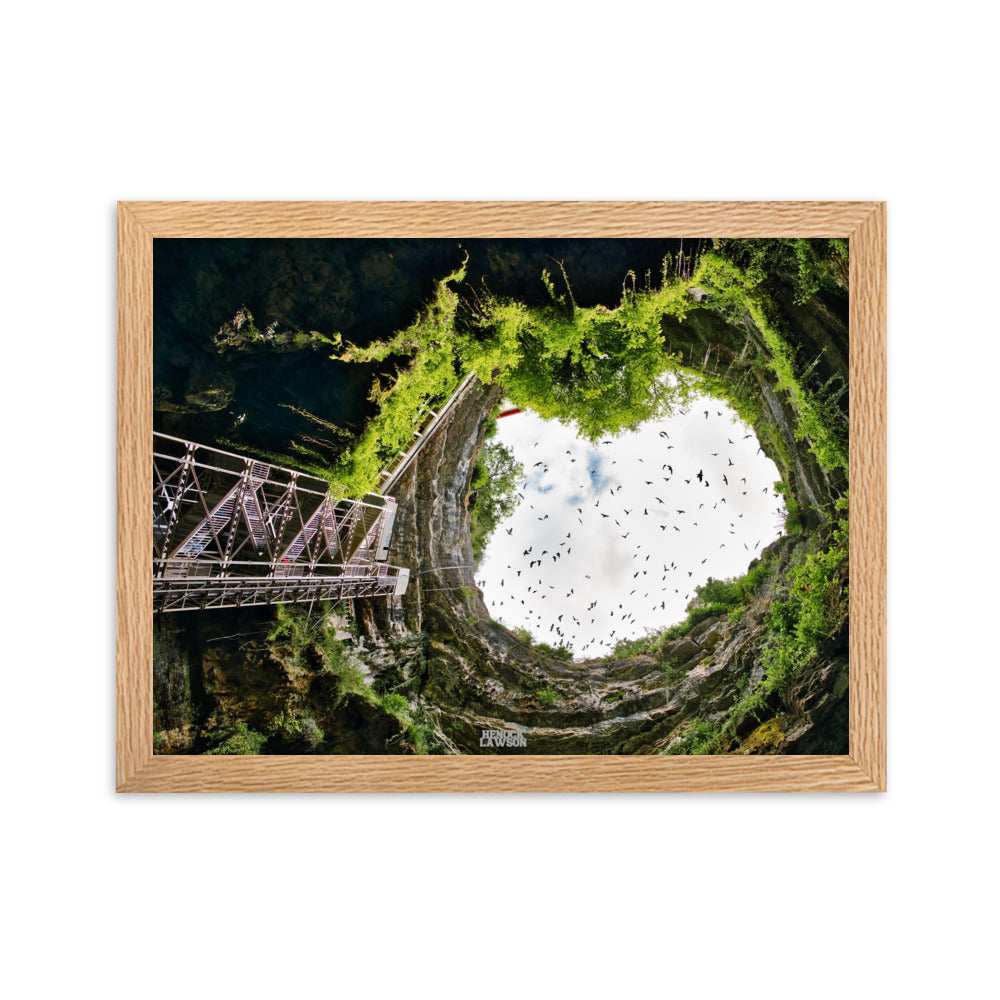 Photographie du poster "Vue du ciel" de Henock Lawson, montrant une gorge naturelle avec un ciel ouvert encadré par la végétation et les rochers.