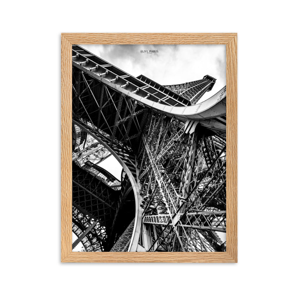 Poster "Entrejambe" par JYL.PARIS, capturant les détails architecturaux de la Tour Eiffel en treillis et en noir et blanc.