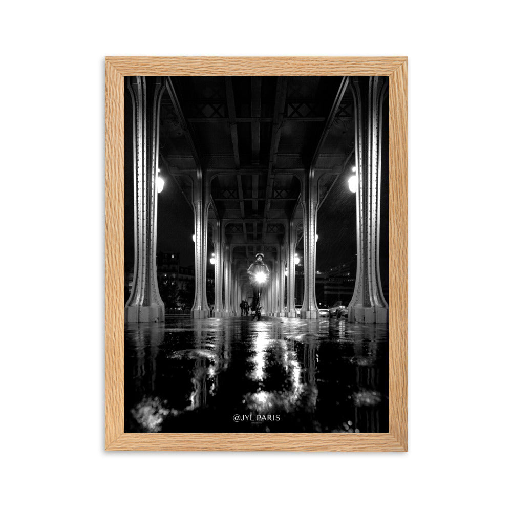 Poster "Sous Le Pont Bir Hakeim Coule La Seine" montrant une vue nocturne du pont parisien, capturant l'atmosphère et l'éclat de la ville.