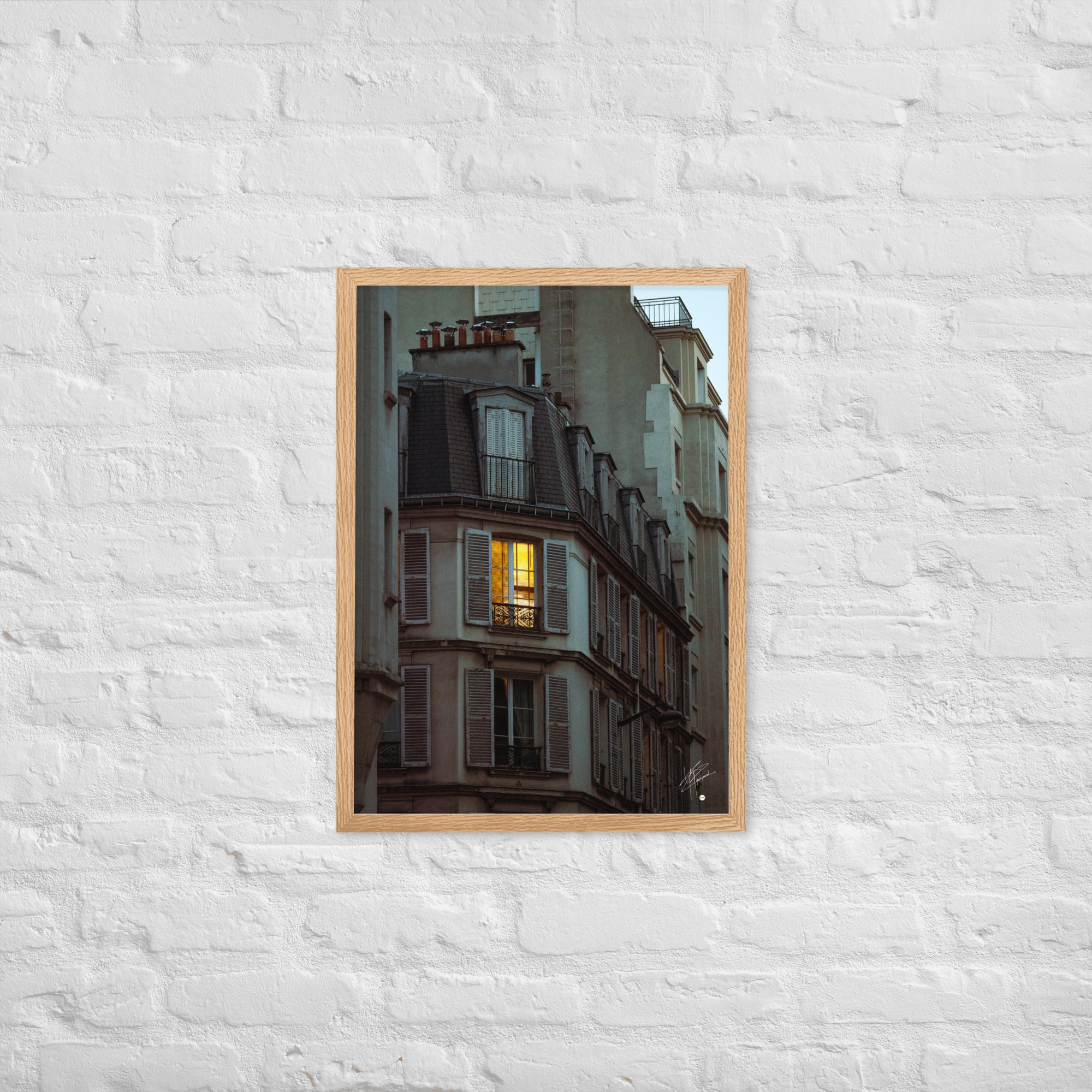 Photographie nocturne d'un bâtiment parisien vintage. Une fenêtre illuminée projette une lumière douce et chaleureuse, évoquant l'intimité d'un foyer parisien.