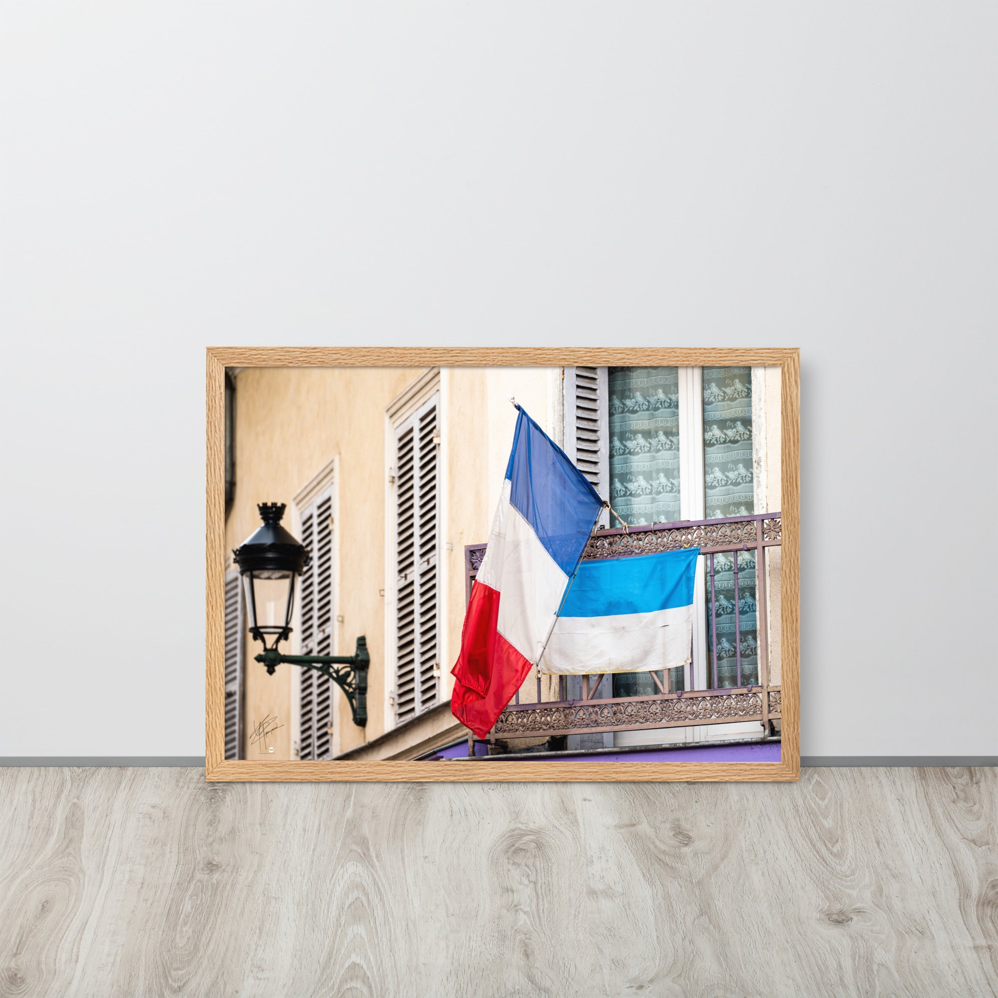 Photographie du drapeau tricolore français suspendu à un garde-corps métallique, représentant à la fois la tradition et la modernité, encadrée pour une mise en valeur murale.