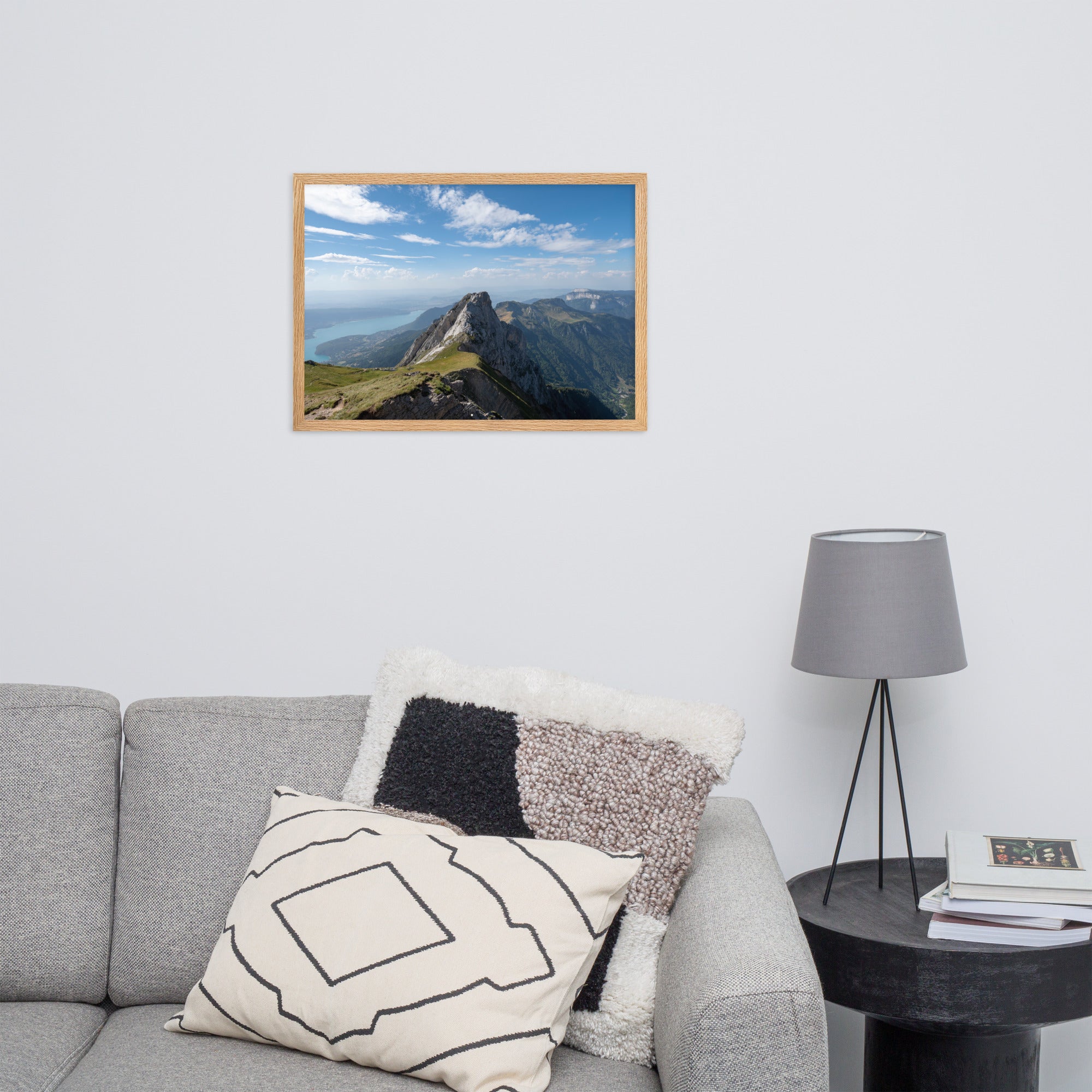 Vue aérienne du Col du Varo avec les montagnes rocheuses en avant-plan et le Lac d'Annecy en arrière-plan, encadré en chêne.