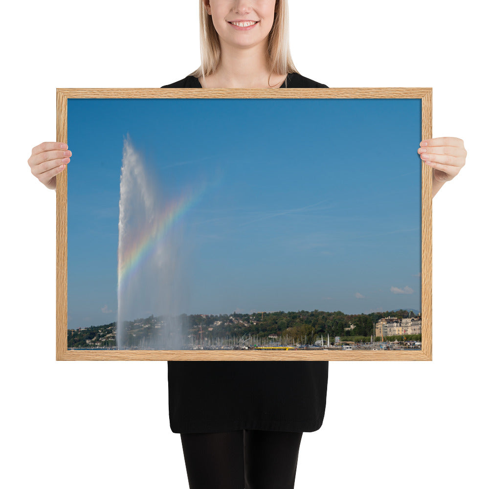 Photographie du jet d'eau de Genève avec bateaux et arc-en-ciel, encadrée en chêne massif.