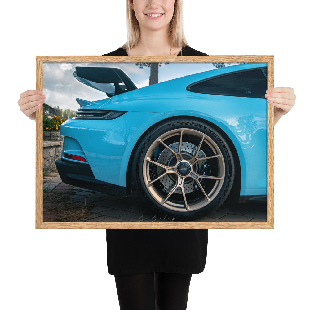 Photographie d'art '911 GT3' par Charles Coley, capturant de manière saisissante les détails d'une Porsche 911 GT3 bleu, mettant en lumière la beauté et la puissance encapsulées dans la carrosserie éclatante et les détails mécaniques minutieux, offrant un mélange d’élégance et de passion automobile à votre espace.