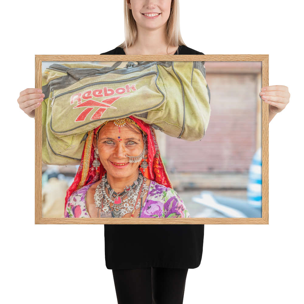 Poster 'Les Yeux de Jaisalmer' montrant une femme souriante avec des bijoux traditionnels, une œuvre de Victor Marre, introduisant la beauté et la sincérité de Jaisalmer dans votre espace intérieur.