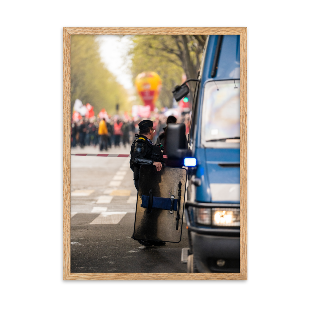 Poster mural - Gendarmerie mobile – Photographie de rue manifestation pacifique à Paris – Poster photographie, photographie murale et des posters muraux unique au monde. La boutique de posters créée par Yann Peccard un Photographe français.