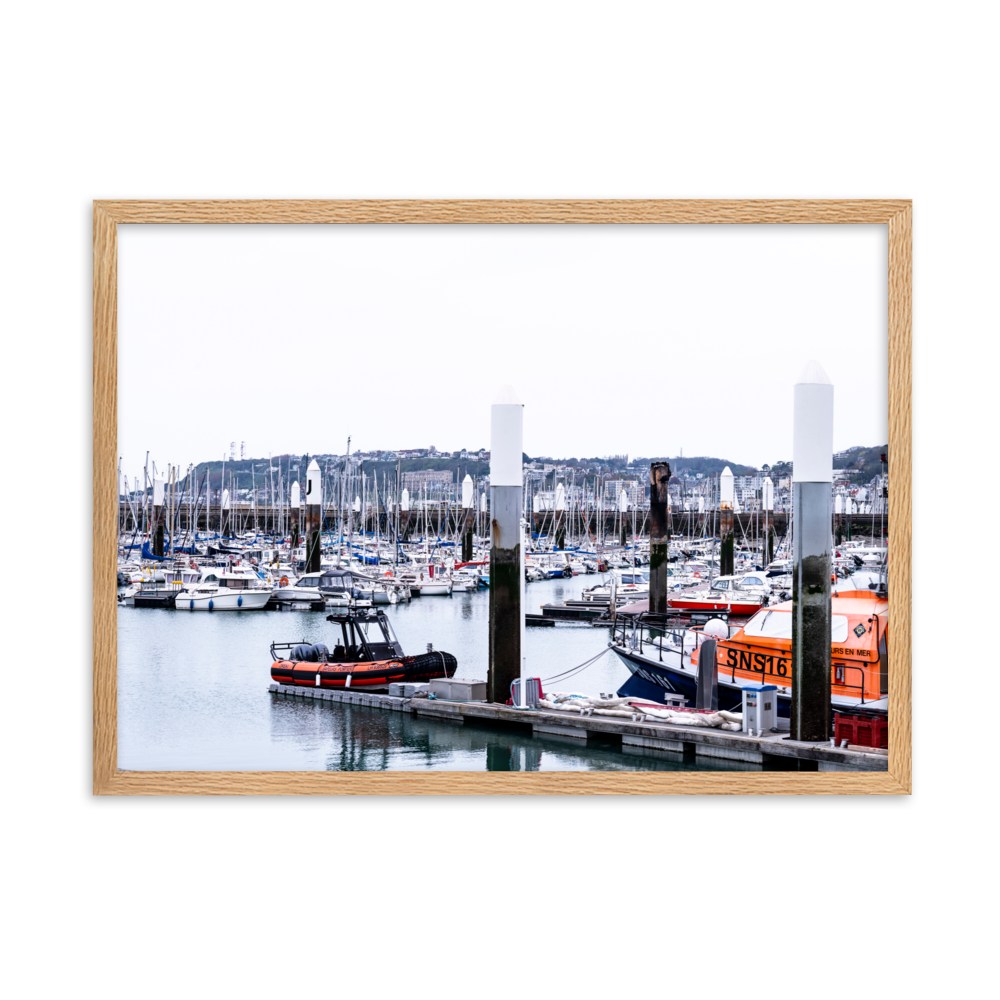 Poster d'une photographie de bateaux dans le port de plaisance du Havre avec un ponton endommagé par le feu.