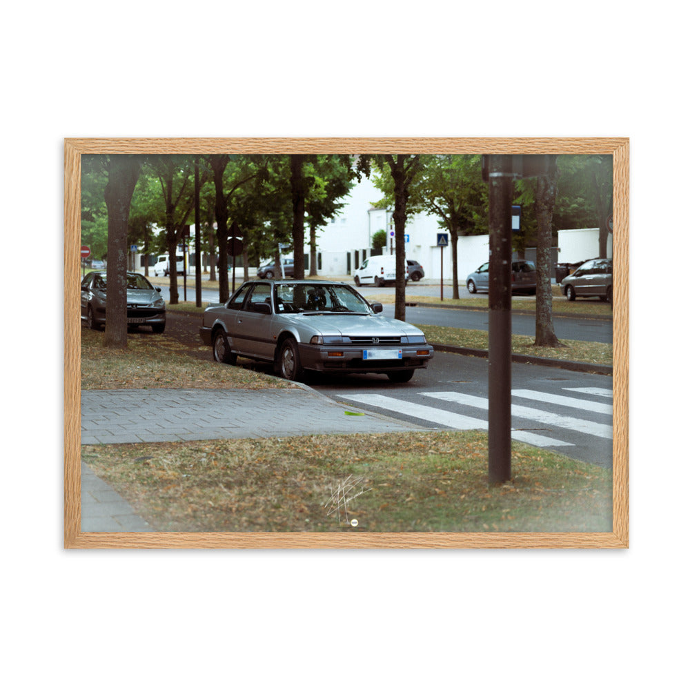 Photographie du classique automobile Honda Prelude, stationnée dans les rues du 78, dépeignant l'élégance et le charme de la période rétro de l'automobile.