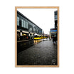 Photographie capturant un tramway jaune passant devant un cinéma à Berlin. Une scène urbaine dynamique mêlée à l'aura du monde cinématographique.