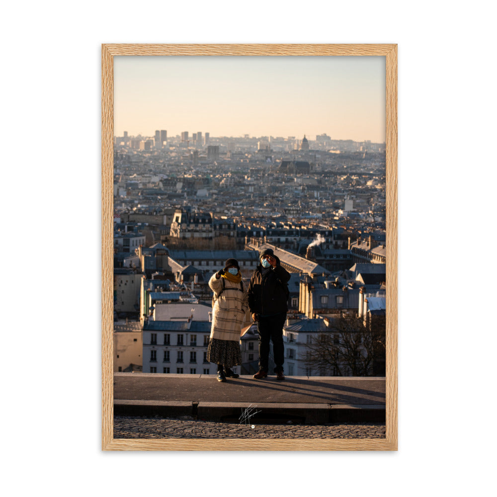 Deux touristes contemplant la basilique du Sacré-Cœur à Montmartre au lever du soleil, enveloppés dans l'atmosphère paisible de la ville éveillée.