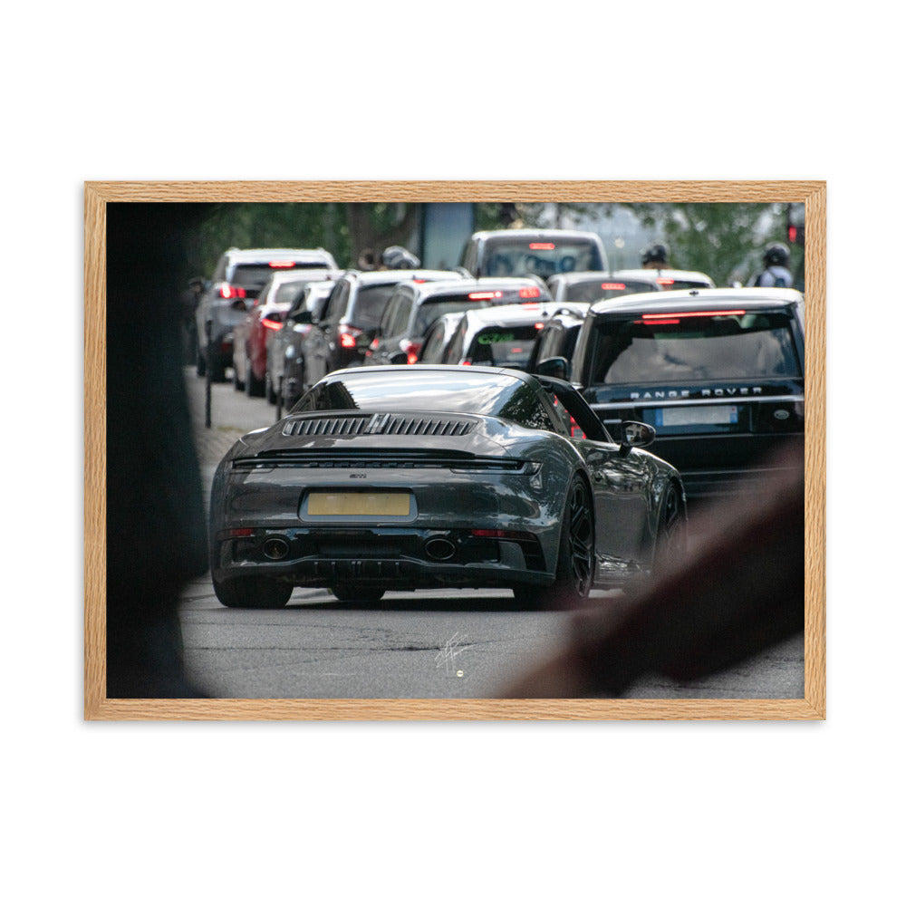 Photographie d'une Porsche 911 Targa vintage naviguant dans la circulation parisienne, suivie d'un Range Rover moderne, capturant une rencontre d'époques et de styles.