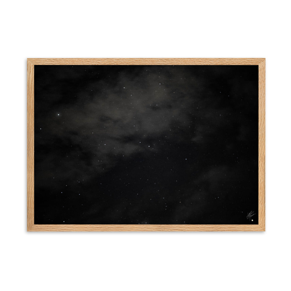 Photographie en noir et blanc du ciel étoilé avec un flou artistique, créé par la technique de pose longue, évoquant un tableau céleste en mouvement.