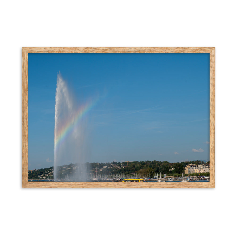 Photographie du jet d'eau de Genève avec bateaux et arc-en-ciel, encadrée en chêne massif.