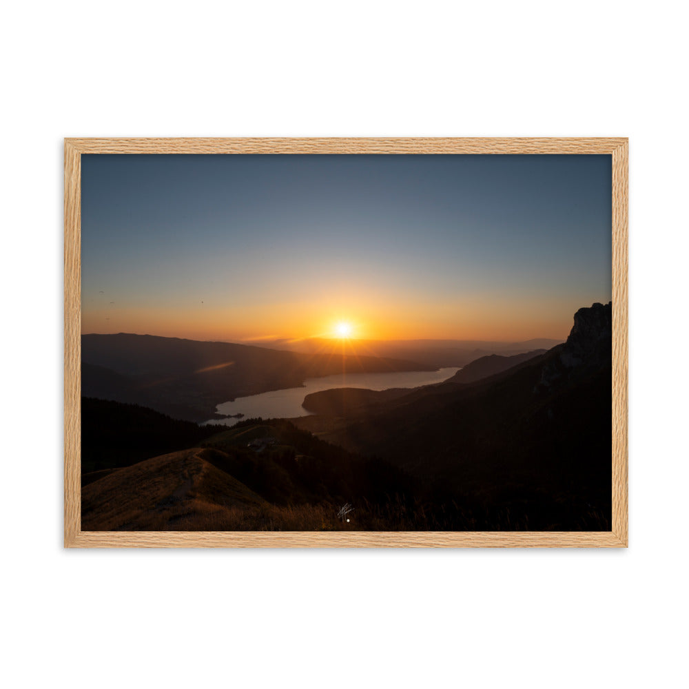 Coucher de soleil éclatant sur le lac d'Annecy vu depuis La Tournette, encadré dans un cadre en chêne massif.