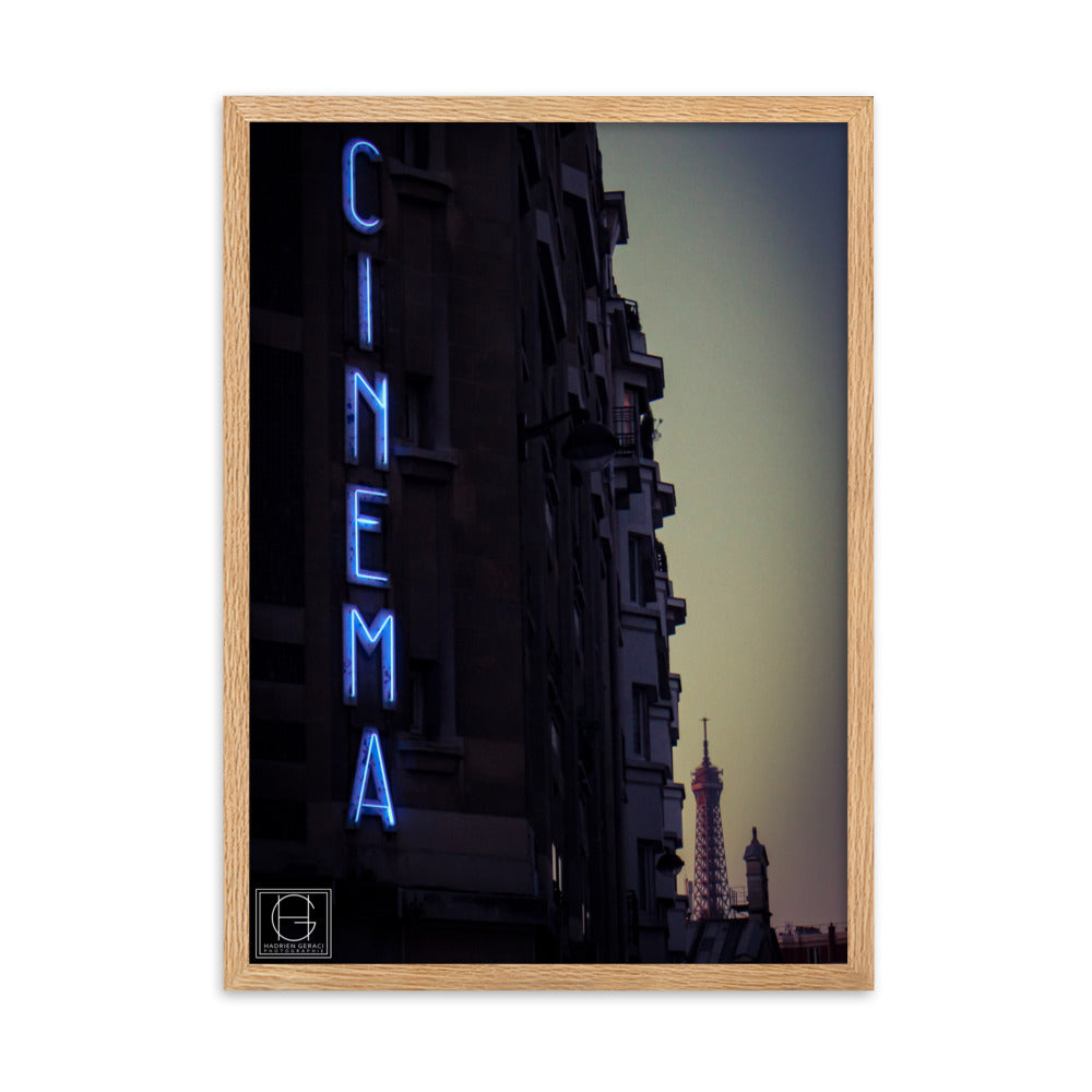 Vue nocturne de Paris avec une enseigne lumineuse 'Cinéma' au premier plan, et la majestueuse tour Eiffel en arrière-plan, œuvre signée par Hadrien Geraci.