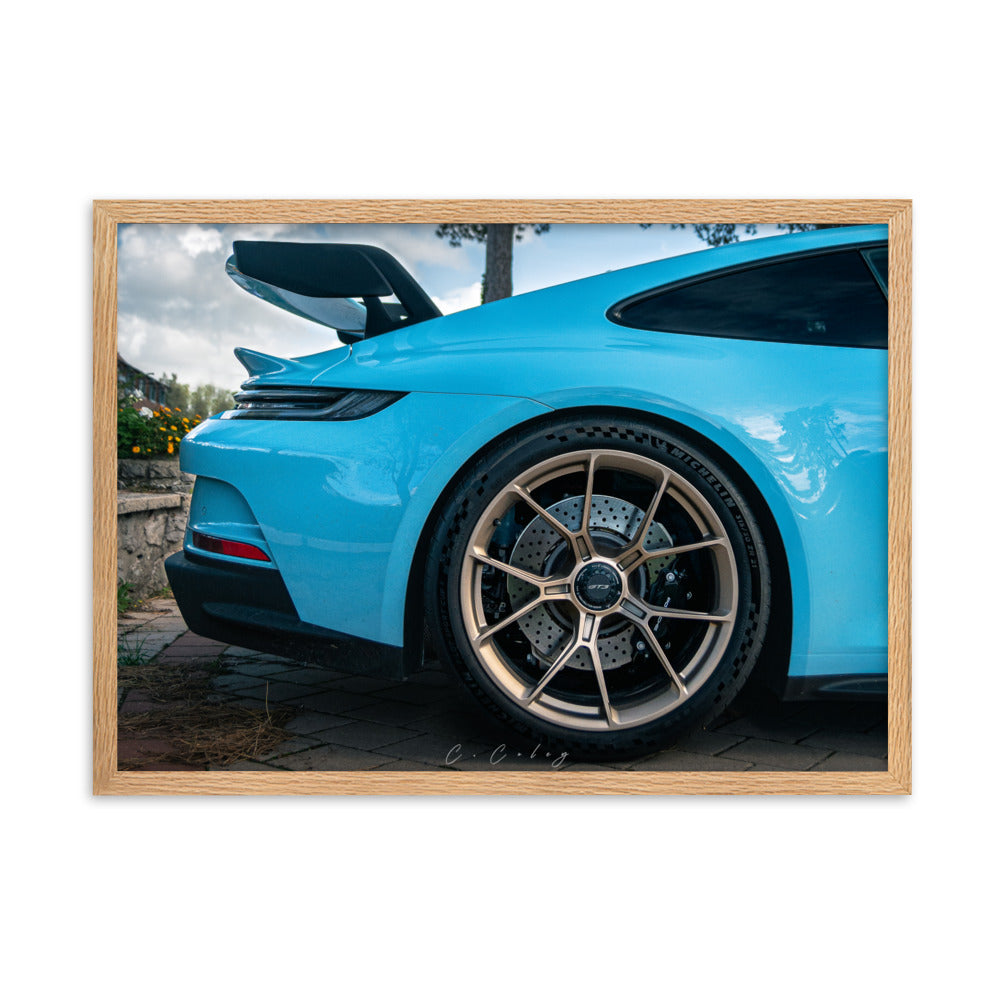 Photographie d'art '911 GT3' par Charles Coley, capturant de manière saisissante les détails d'une Porsche 911 GT3 bleu, mettant en lumière la beauté et la puissance encapsulées dans la carrosserie éclatante et les détails mécaniques minutieux, offrant un mélange d’élégance et de passion automobile à votre espace.