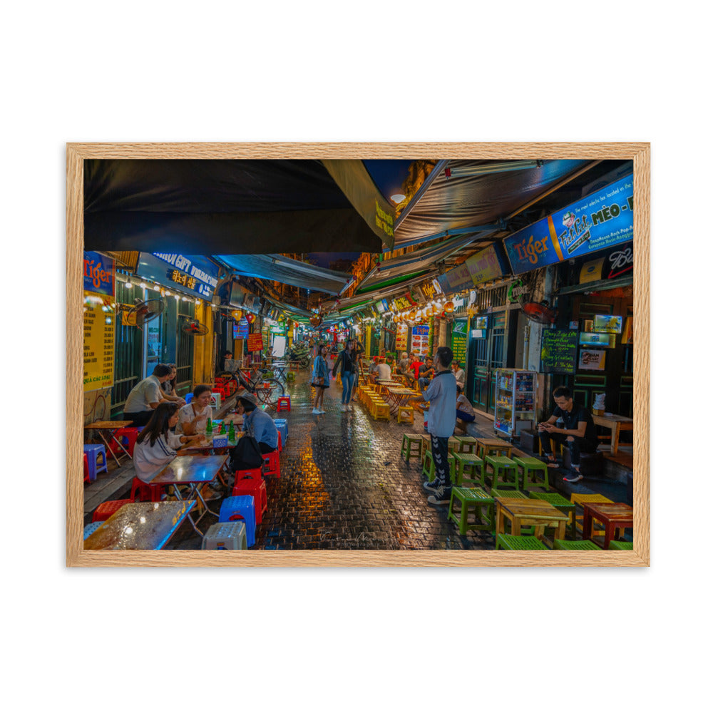 Poster 'Hanoï Nightstreet Market' offrant un aperçu des ruelles colorées et animées des marchés nocturnes de Hanoï, capturées avec maestria par le photographe Victor Marre, apportant une bouffée de la vie urbaine vibrante vietnamienne à votre espace de vie.