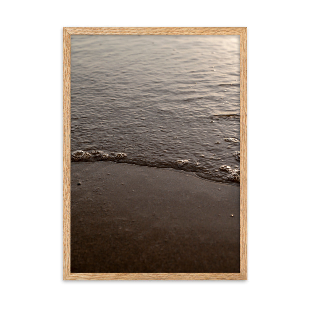 Photographie 'Dorure Sableuse' par Yann Peccard, illustrant un paysage côtier avec des vagues douces sur le sable, encadrée pour une exposition artistique chez vous.