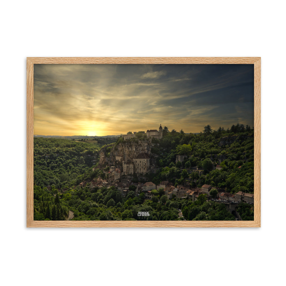 Photographie 'Rocamadour' par Henock Lawson, montrant la cité médiévale baignée dans la lumière du coucher de soleil, évoquant nostalgie et beauté.