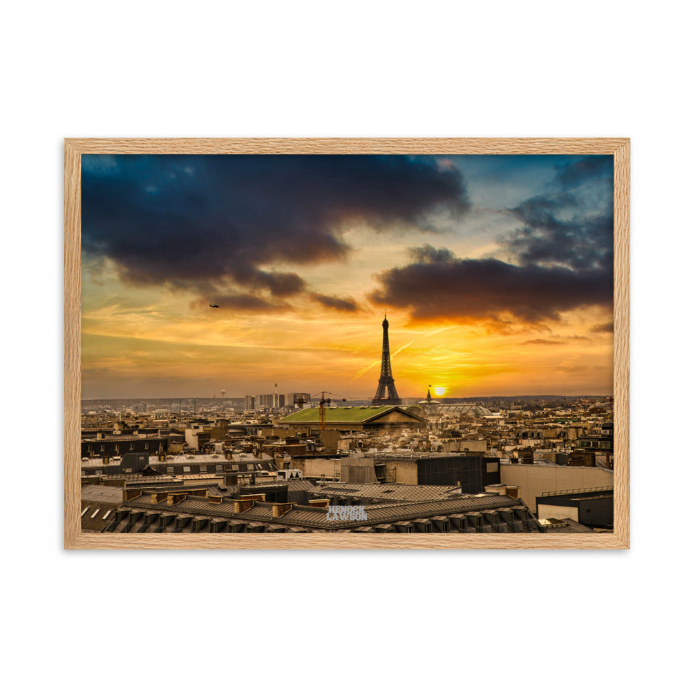 Image impressionnante d'un coucher de soleil sur Paris avec la Tour Eiffel en silhouette, une œuvre de Henock Lawson, parfaite pour capturer l'essence de la capitale française.