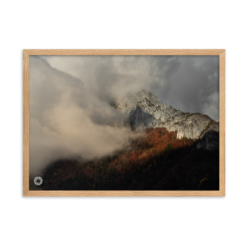 Photographie des montagnes émergeant au-dessus des nuages au coucher du soleil, capturée par Brad Explographie, offrant un panorama naturel majestueux et mystérieux.